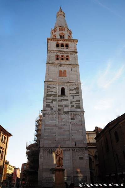 Piazza Torre Modena - 11