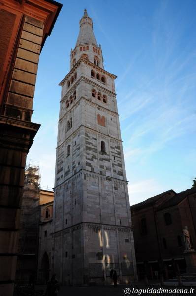 Piazza Torre Modena - 9