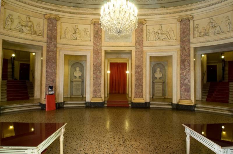 Teatro Comunale Luciano Pavarotti Modena - 12